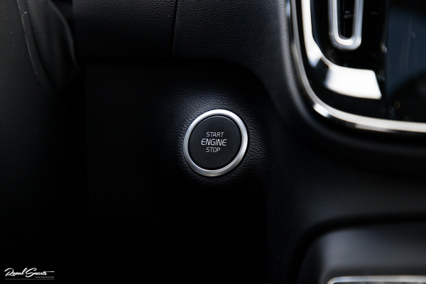 Volvo XC40 1.5 T4 Plug-in hybrid Ultimate Dark | Panorama dak | Zwenkbare trekhaak | Adaptieve cruise | Harman Kardon |