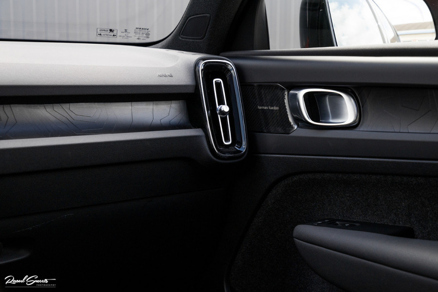 Volvo XC40 1.5 T4 Plug-in hybrid Ultimate Dark | Panorama dak | Zwenkbare trekhaak | Adaptieve cruise | Harman Kardon |