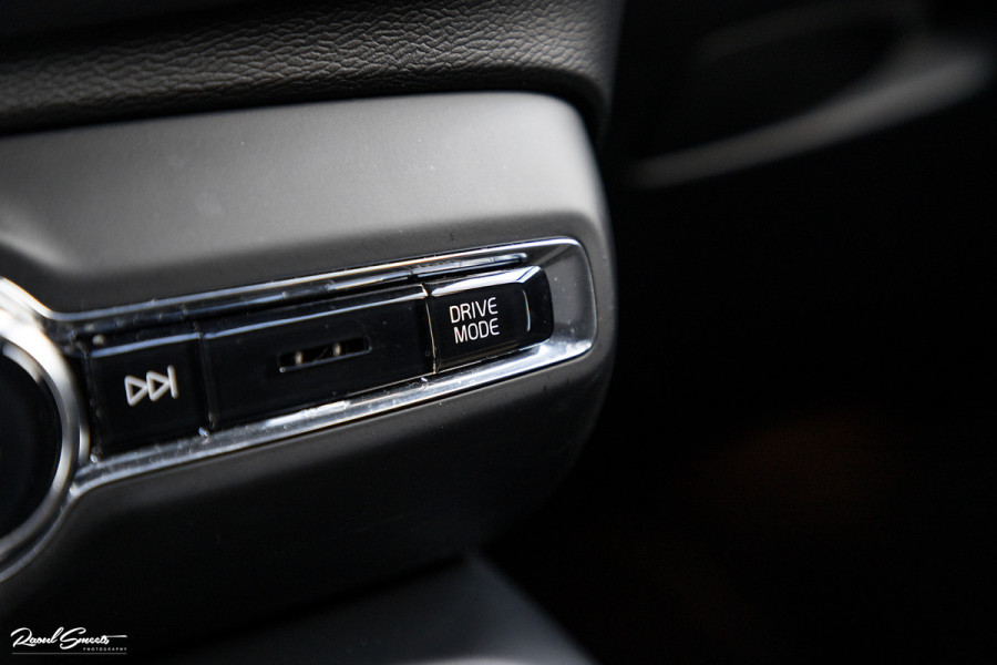 Volvo XC40 1.5 T4 Plug-in hybrid Ultimate Dark | Panorama dak | Zwenkbare trekhaak | Adaptieve cruise | Harman Kardon |