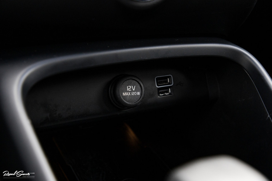 Volvo XC40 1.5 T4 Plug-in hybrid Ultimate Dark | Panorama dak | Zwenkbare trekhaak | Adaptieve cruise | Harman Kardon |