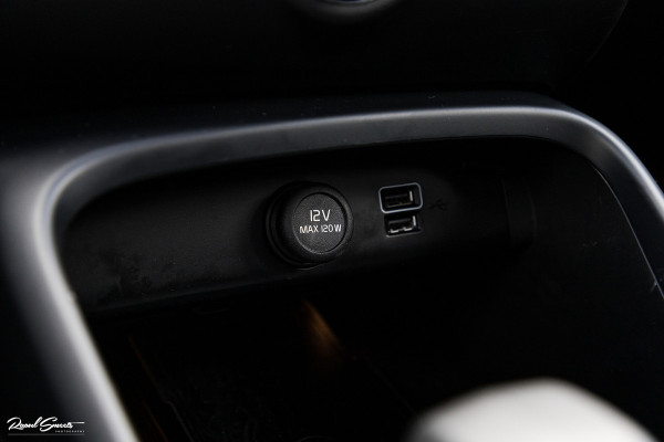 Volvo XC40 1.5 T4 Plug-in hybrid Ultimate Dark | Panorama dak | Zwenkbare trekhaak | Adaptieve cruise | Harman Kardon |