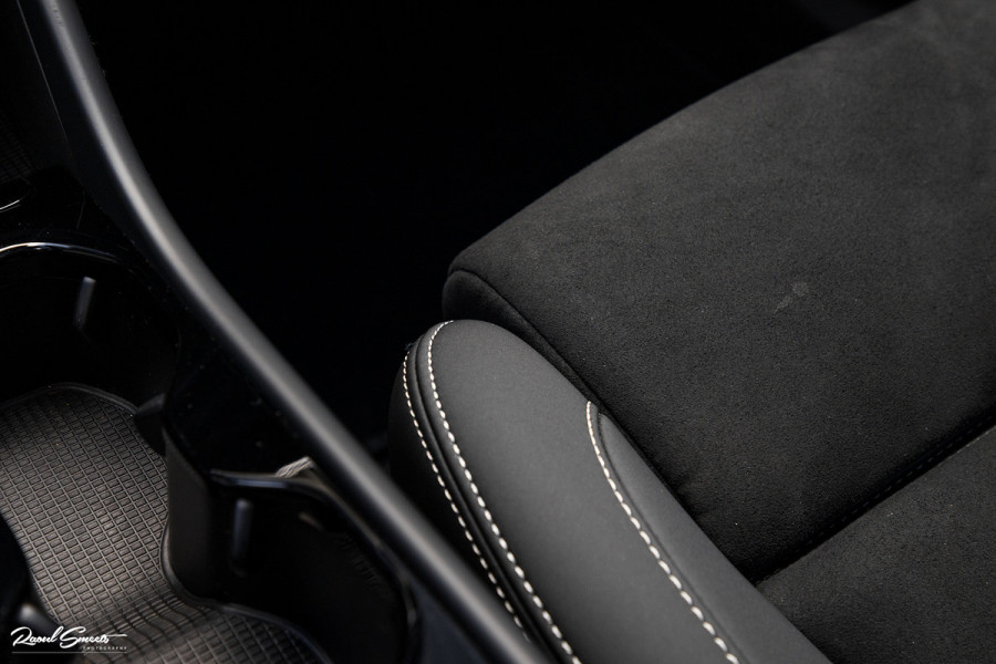 Volvo XC40 1.5 T4 Plug-in hybrid Ultimate Dark | Panorama dak | Zwenkbare trekhaak | Adaptieve cruise | Harman Kardon |