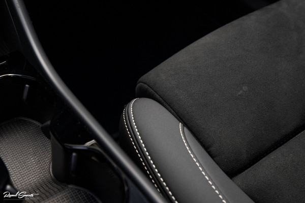 Volvo XC40 1.5 T4 Plug-in hybrid Ultimate Dark | Panorama dak | Zwenkbare trekhaak | Adaptieve cruise | Harman Kardon |