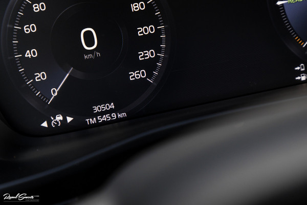 Volvo XC40 1.5 T4 Plug-in hybrid Ultimate Dark | Panorama dak | Zwenkbare trekhaak | Adaptieve cruise | Harman Kardon |