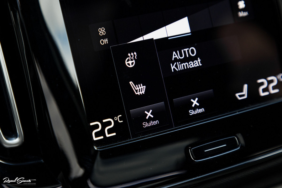 Volvo XC40 1.5 T4 Plug-in hybrid Ultimate Dark | Panorama dak | Zwenkbare trekhaak | Adaptieve cruise | Harman Kardon |