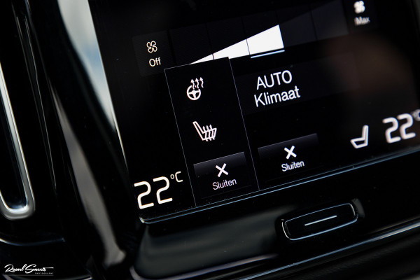 Volvo XC40 1.5 T4 Plug-in hybrid Ultimate Dark | Panorama dak | Zwenkbare trekhaak | Adaptieve cruise | Harman Kardon |