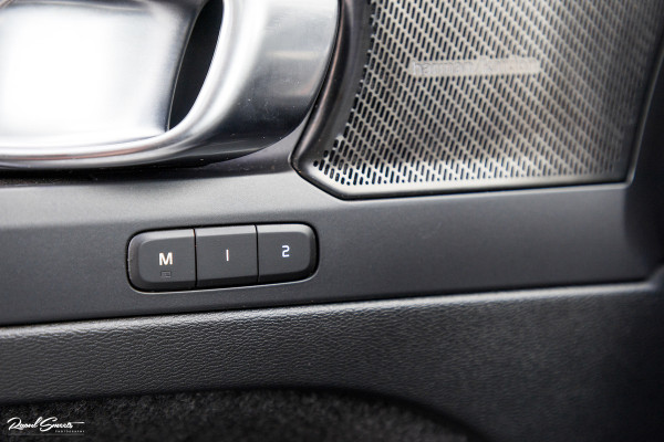 Volvo XC40 1.5 T4 Plug-in hybrid Ultimate Dark | Panorama dak | Zwenkbare trekhaak | Adaptieve cruise | Harman Kardon |