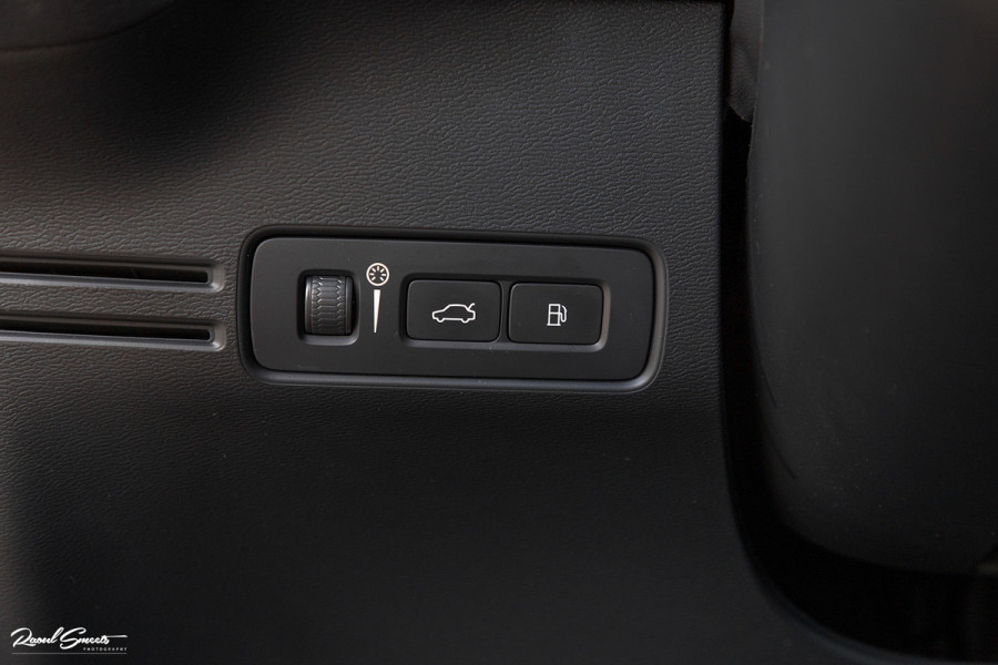 Volvo XC40 1.5 T4 Plug-in hybrid Ultimate Dark | Panorama dak | Zwenkbare trekhaak | Adaptieve cruise | Harman Kardon |