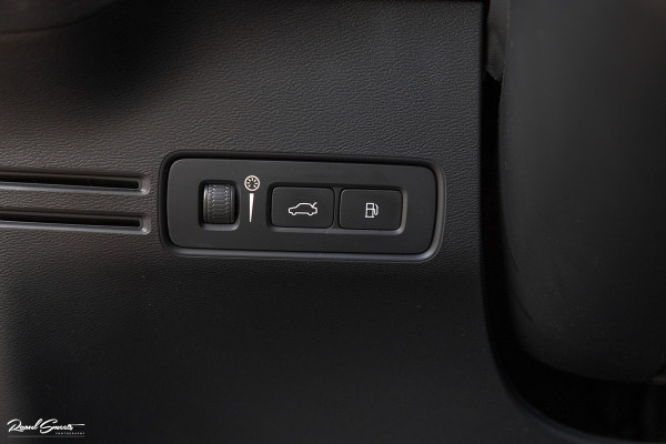 Volvo XC40 1.5 T4 Plug-in hybrid Ultimate Dark | Panorama dak | Zwenkbare trekhaak | Adaptieve cruise | Harman Kardon |