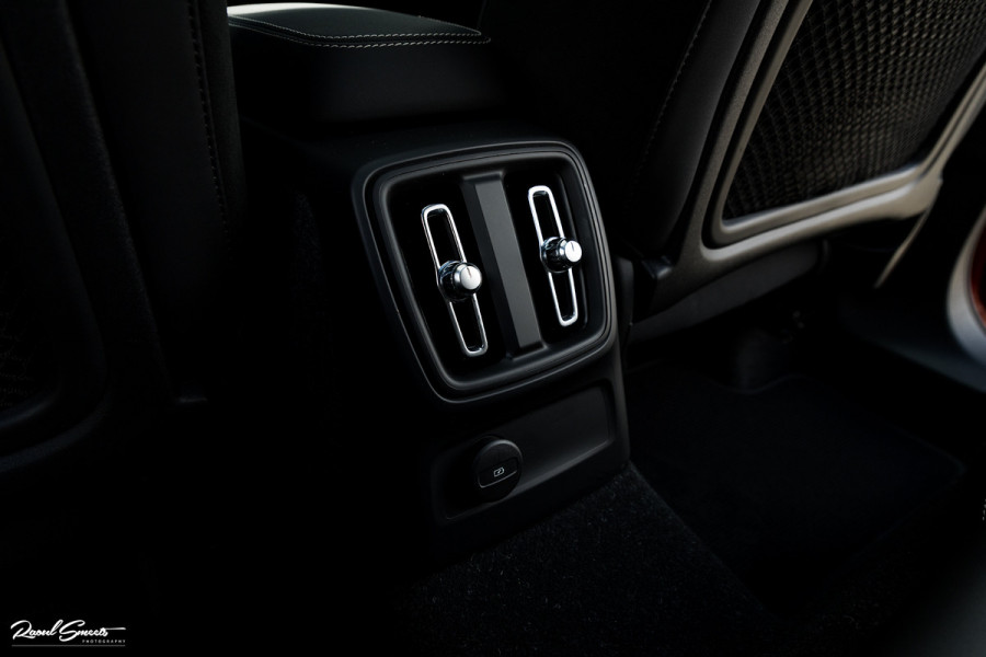 Volvo XC40 1.5 T4 Plug-in hybrid Ultimate Dark | Panorama dak | Zwenkbare trekhaak | Adaptieve cruise | Harman Kardon |