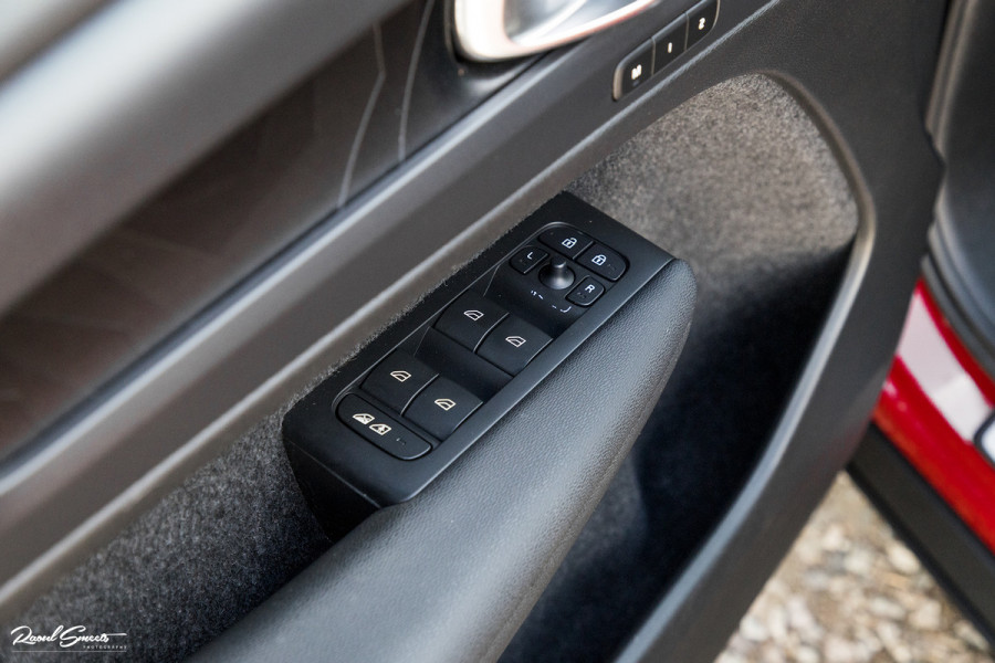 Volvo XC40 1.5 T4 Plug-in hybrid Ultimate Dark | Panorama dak | Zwenkbare trekhaak | Adaptieve cruise | Harman Kardon |