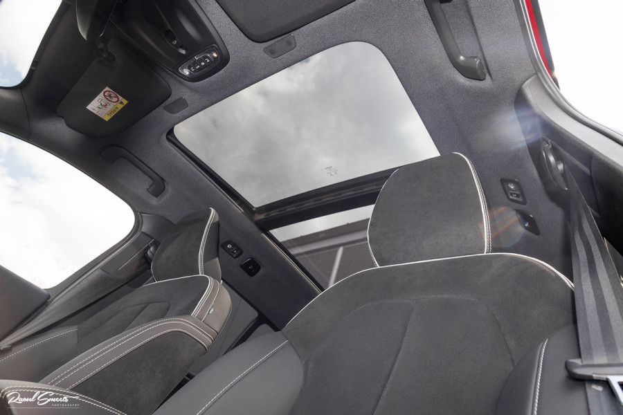 Volvo XC40 1.5 T4 Plug-in hybrid Ultimate Dark | Panorama dak | Zwenkbare trekhaak | Adaptieve cruise | Harman Kardon |