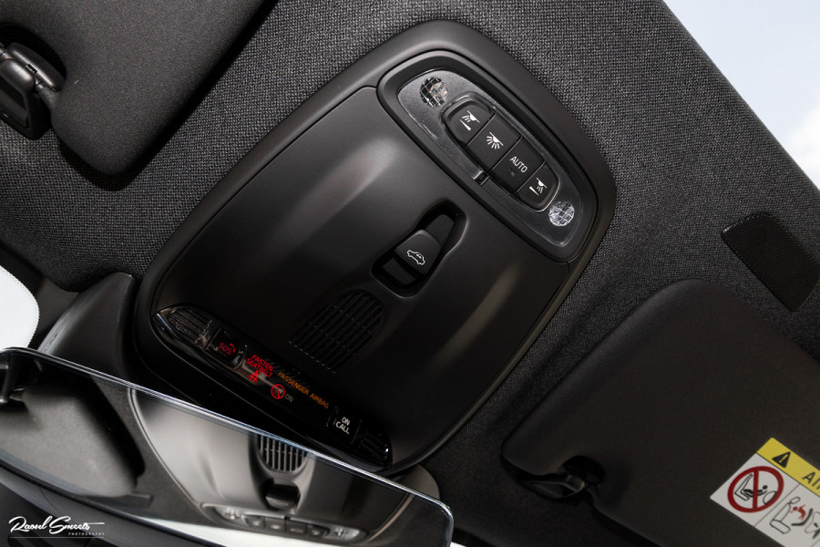 Volvo XC40 1.5 T4 Plug-in hybrid Ultimate Dark | Panorama dak | Zwenkbare trekhaak | Adaptieve cruise | Harman Kardon |