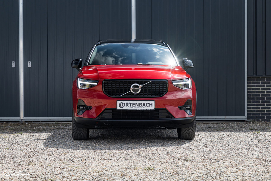 Volvo XC40 1.5 T4 Plug-in hybrid Ultimate Dark | Panorama dak | Zwenkbare trekhaak | Adaptieve cruise | Harman Kardon |