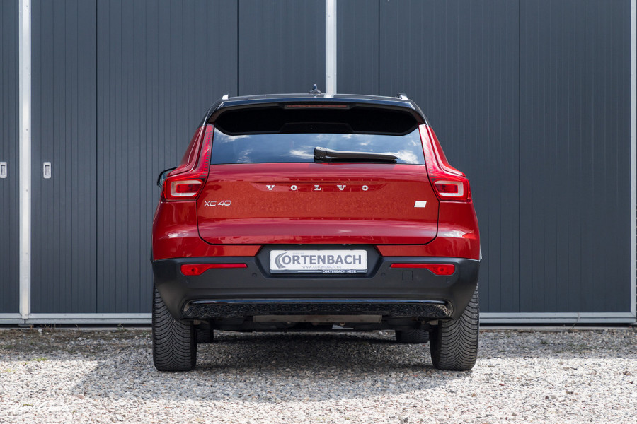 Volvo XC40 1.5 T4 Plug-in hybrid Ultimate Dark | Panorama dak | Zwenkbare trekhaak | Adaptieve cruise | Harman Kardon |