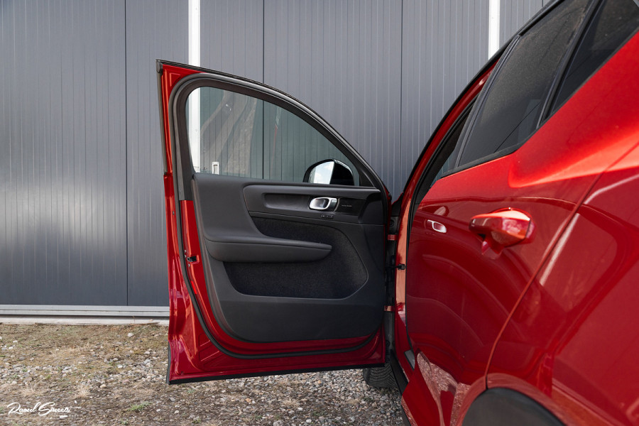 Volvo XC40 1.5 T4 Plug-in hybrid Ultimate Dark | Panorama dak | Zwenkbare trekhaak | Adaptieve cruise | Harman Kardon |