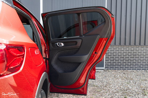 Volvo XC40 1.5 T4 Plug-in hybrid Ultimate Dark | Panorama dak | Zwenkbare trekhaak | Adaptieve cruise | Harman Kardon |