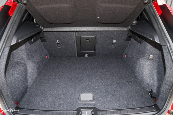 Volvo XC40 1.5 T4 Plug-in hybrid Ultimate Dark | Panorama dak | Zwenkbare trekhaak | Adaptieve cruise | Harman Kardon |