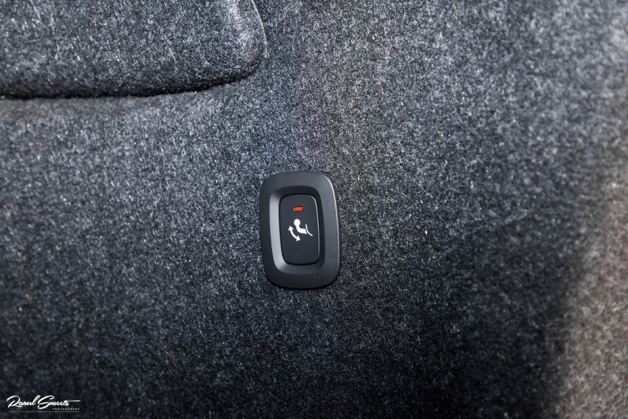 Volvo XC40 1.5 T4 Plug-in hybrid Ultimate Dark | Panorama dak | Zwenkbare trekhaak | Adaptieve cruise | Harman Kardon |