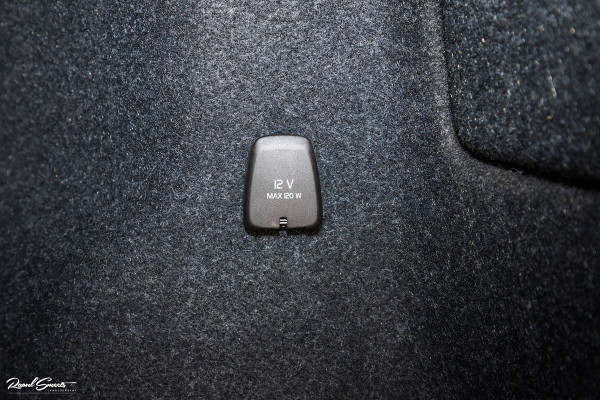 Volvo XC40 1.5 T4 Plug-in hybrid Ultimate Dark | Panorama dak | Zwenkbare trekhaak | Adaptieve cruise | Harman Kardon |