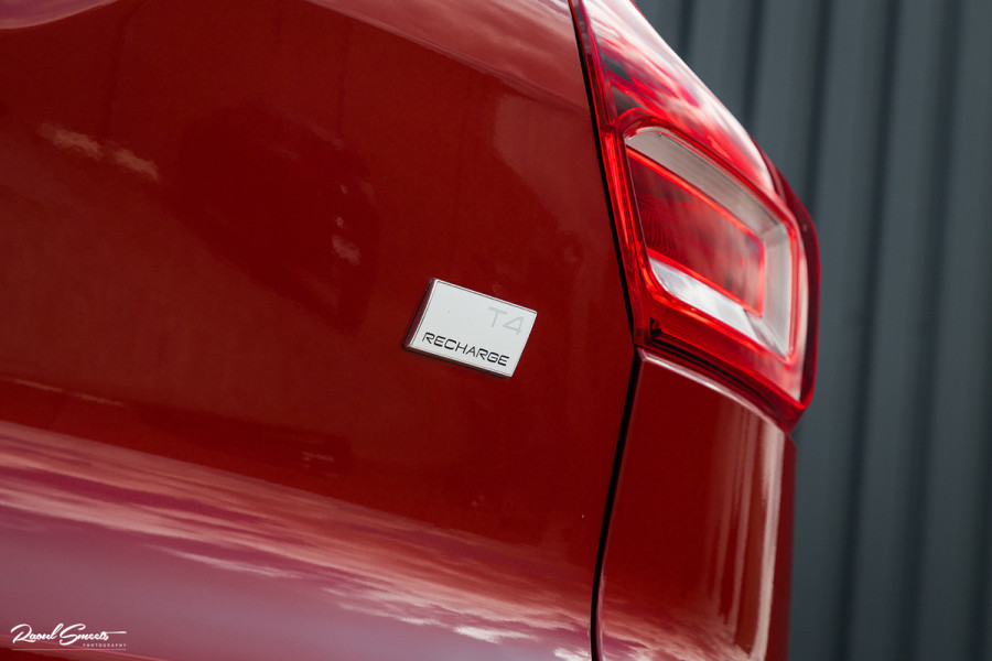 Volvo XC40 1.5 T4 Plug-in hybrid Ultimate Dark | Panorama dak | Zwenkbare trekhaak | Adaptieve cruise | Harman Kardon |
