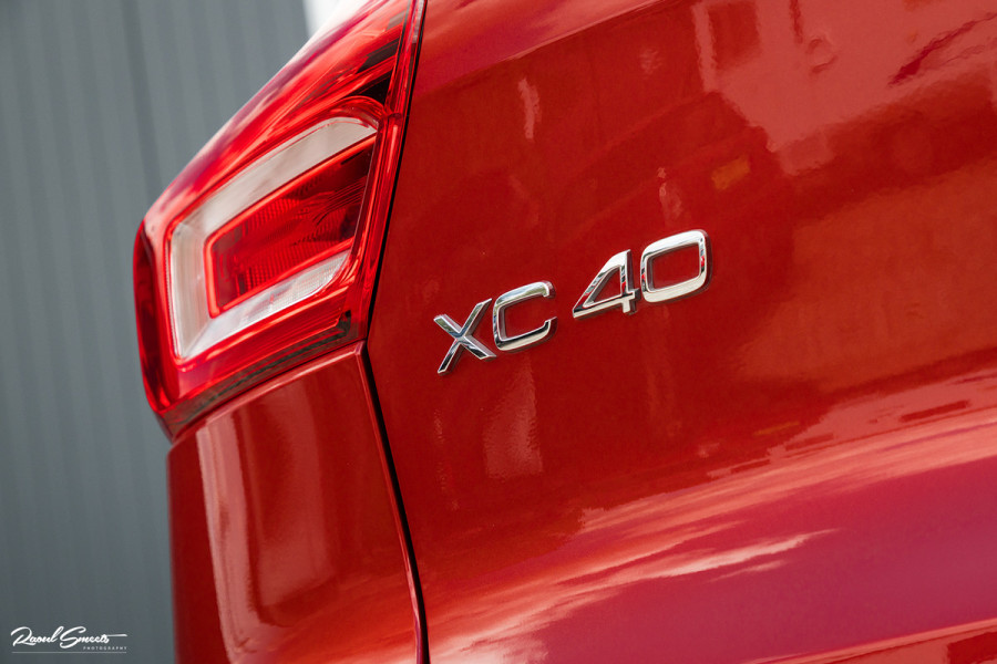 Volvo XC40 1.5 T4 Plug-in hybrid Ultimate Dark | Panorama dak | Zwenkbare trekhaak | Adaptieve cruise | Harman Kardon |
