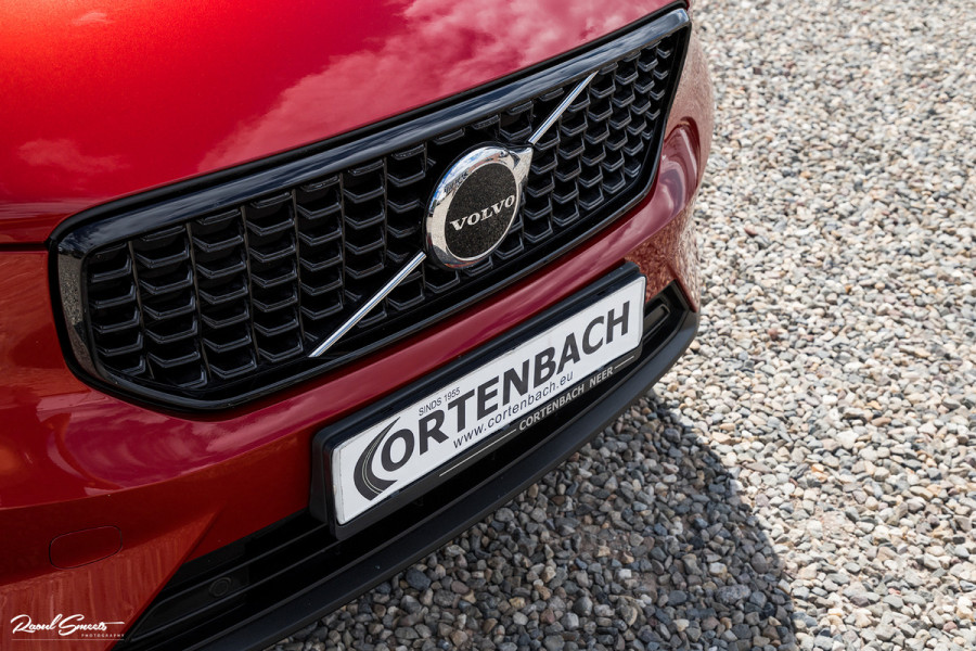 Volvo XC40 1.5 T4 Plug-in hybrid Ultimate Dark | Panorama dak | Zwenkbare trekhaak | Adaptieve cruise | Harman Kardon |