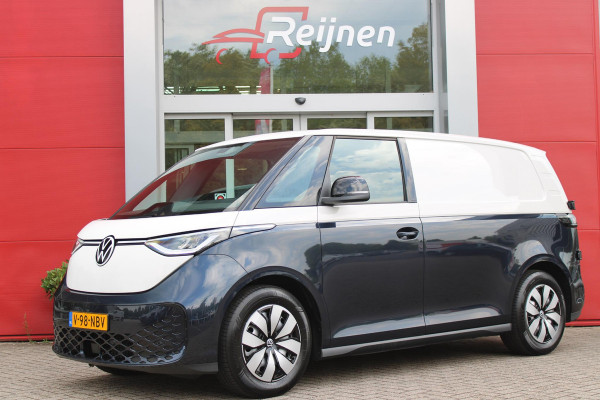Volkswagen ID. Buzz CARGO 79 kWh | TREKHAAK ELEKTRISCH WEGKLAPBAAR | LAADRUIMTE PAKKET | STOEL/VOORRUIT VERWARMING | ELEKTRISCH BEDIENBARE SCHUIFDEUR | NAVIGATIE DISCOVER PRO | DRAADLOZE APPLE CARPLAY/ANDROID AUTO | CLIMATE CONTROL | ACHTERUITRIJ CAMERA | DODEHOEK DETECTIE | ADAPTIVE CRUISE CONTROL | NIEUWE BUS! | KEYLESS ENTRY/START | SFEER VERLICHTING | 3-ZITS |