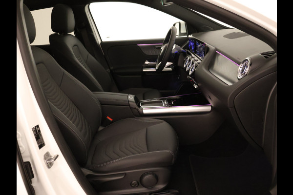 Mercedes-Benz EQA 250+ Business Line LIMITED 71 kWh | Trekhaak | Parkeerpakket met achteruitrijcamera | EASY PACK achterklep | Extra USB-poorten | Sfeerverlichting | Dodehoekassistent | Verwarmde stoelen vooraan |