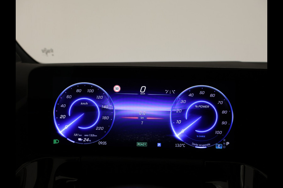 Mercedes-Benz EQA 250+ Business Line LIMITED 71 kWh | Trekhaak | Parkeerpakket met achteruitrijcamera | EASY PACK achterklep | Extra USB-poorten | Sfeerverlichting | Dodehoekassistent | Verwarmde stoelen vooraan |