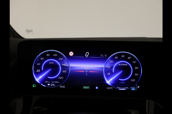 Mercedes-Benz EQA 250+ Business Line LIMITED 71 kWh | Trekhaak | Parkeerpakket met achteruitrijcamera | EASY PACK achterklep | Extra USB-poorten | Sfeerverlichting | Dodehoekassistent | Verwarmde stoelen vooraan |