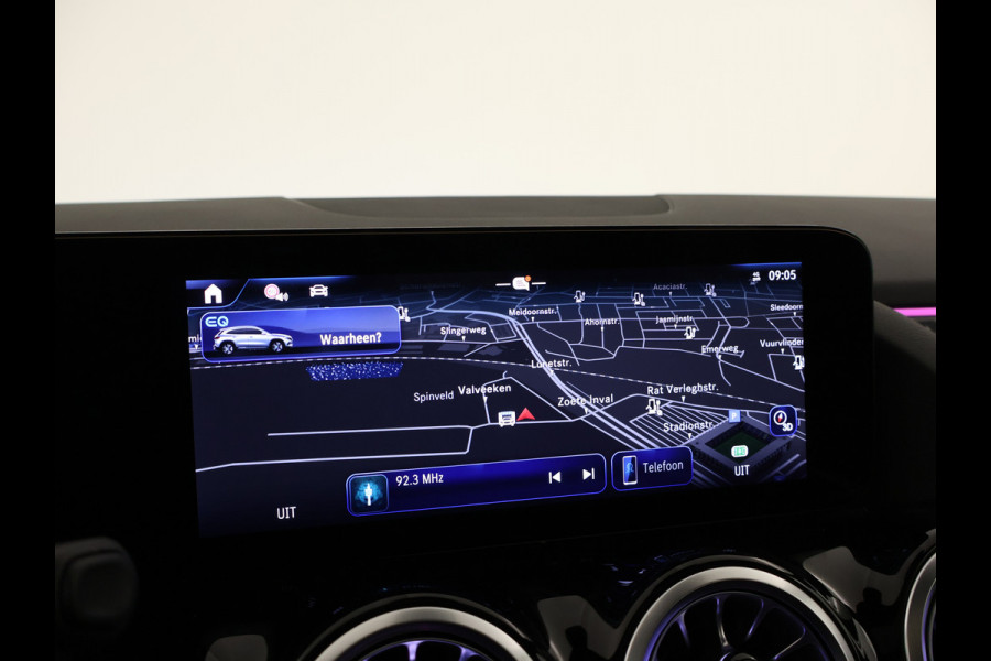 Mercedes-Benz EQA 250+ Business Line LIMITED 71 kWh | Trekhaak | Parkeerpakket met achteruitrijcamera | EASY PACK achterklep | Extra USB-poorten | Sfeerverlichting | Dodehoekassistent | Verwarmde stoelen vooraan |