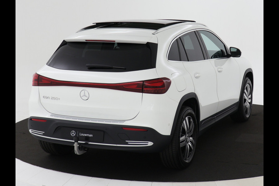 Mercedes-Benz EQA 250+ Business Line LIMITED 71 kWh | Trekhaak | Parkeerpakket met achteruitrijcamera | EASY PACK achterklep | Extra USB-poorten | Sfeerverlichting | Dodehoekassistent | Verwarmde stoelen vooraan |