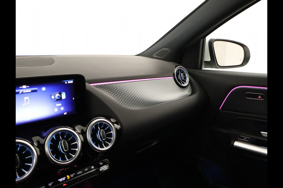 Mercedes-Benz EQA 250+ Business Line LIMITED 71 kWh | Trekhaak | Parkeerpakket met achteruitrijcamera | EASY PACK achterklep | Extra USB-poorten | Sfeerverlichting | Dodehoekassistent | Verwarmde stoelen vooraan |