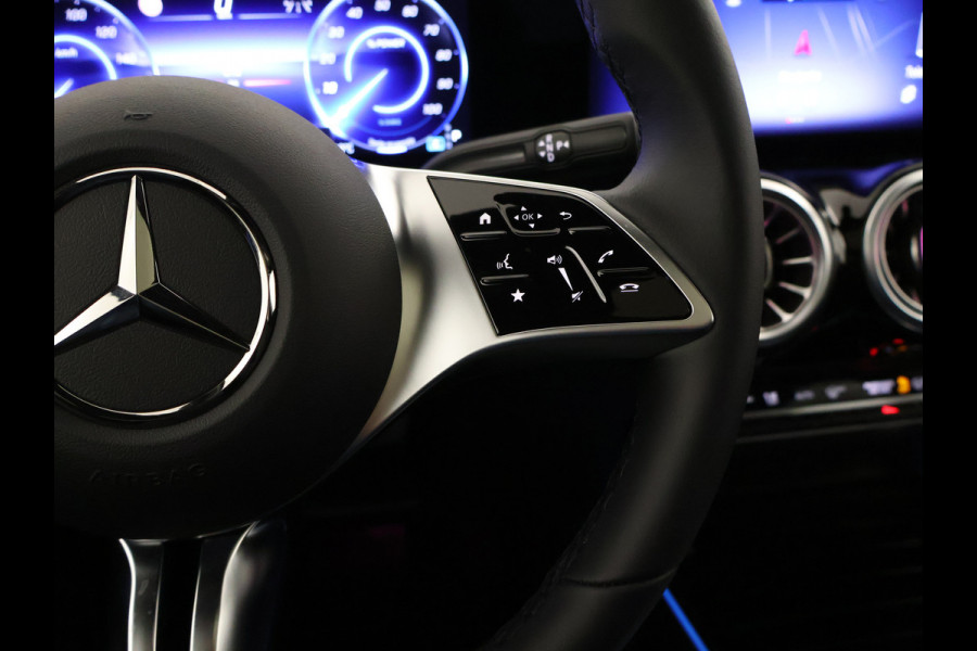 Mercedes-Benz EQA 250+ Business Line LIMITED 71 kWh | Trekhaak | Parkeerpakket met achteruitrijcamera | EASY PACK achterklep | Extra USB-poorten | Sfeerverlichting | Dodehoekassistent | Verwarmde stoelen vooraan |