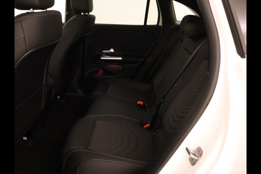 Mercedes-Benz EQA 250+ Business Line LIMITED 71 kWh | Trekhaak | Parkeerpakket met achteruitrijcamera | EASY PACK achterklep | Extra USB-poorten | Sfeerverlichting | Dodehoekassistent | Verwarmde stoelen vooraan |
