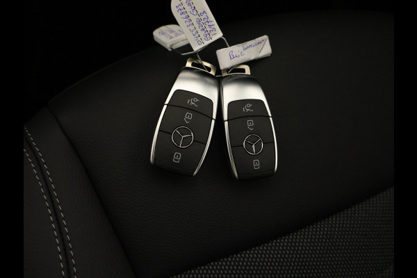 Mercedes-Benz EQA 250+ Business Line LIMITED 71 kWh | Trekhaak | Parkeerpakket met achteruitrijcamera | EASY PACK achterklep | Extra USB-poorten | Sfeerverlichting | Dodehoekassistent | Verwarmde stoelen vooraan |