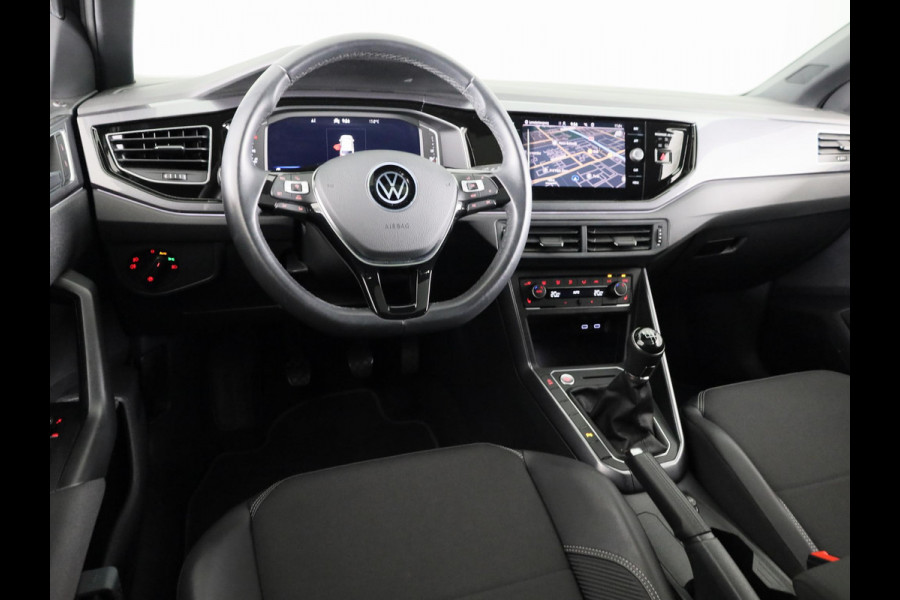 Volkswagen Polo 1.0 TSI Highline Business R 95 pk | Navigatie | Panoramadak | Parkeersensoren | Achteruitrijcamera | LED koplampen | Voll. digitaal instrumentenpaneel |
