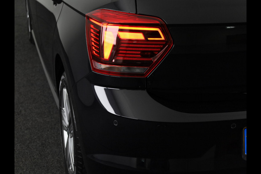 Volkswagen Polo 1.0 TSI Highline Business R 95 pk | Navigatie | Panoramadak | Parkeersensoren | Achteruitrijcamera | LED koplampen | Voll. digitaal instrumentenpaneel |