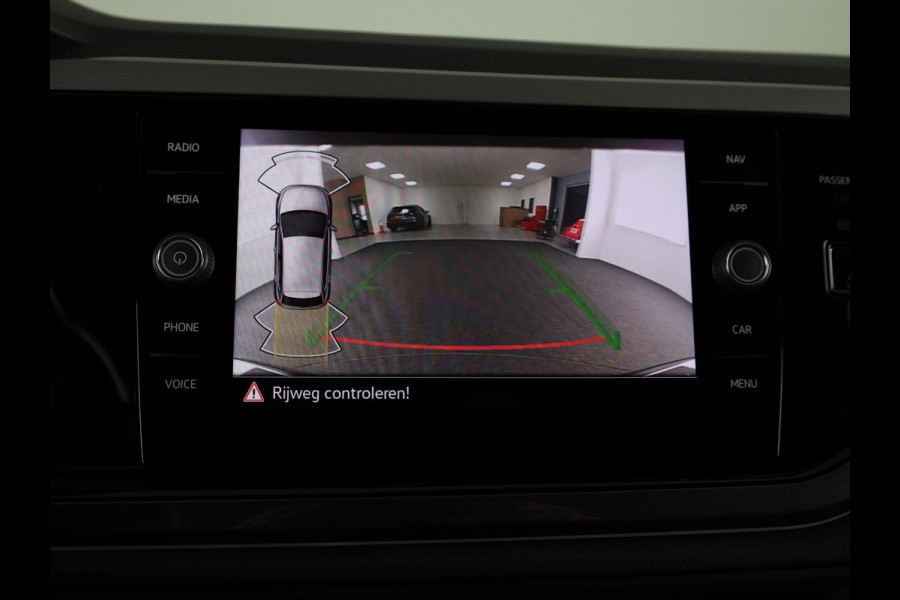 Volkswagen Polo 1.0 TSI Highline Business R 95 pk | Navigatie | Panoramadak | Parkeersensoren | Achteruitrijcamera | LED koplampen | Voll. digitaal instrumentenpaneel |