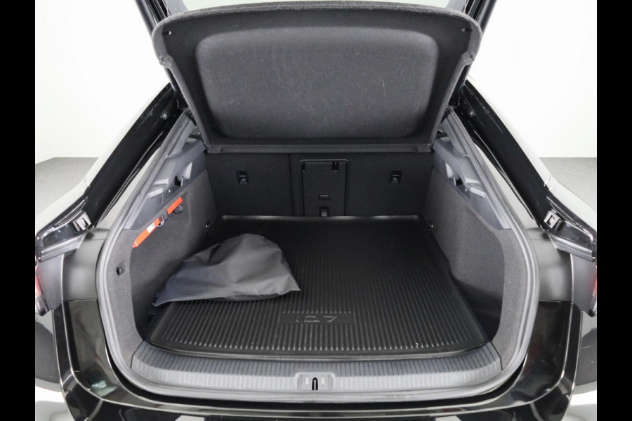 Volkswagen ID.7 Pro Business 77 kWh 286 PK | Warmtepomp | 20 Inch | Camera | Navigatie