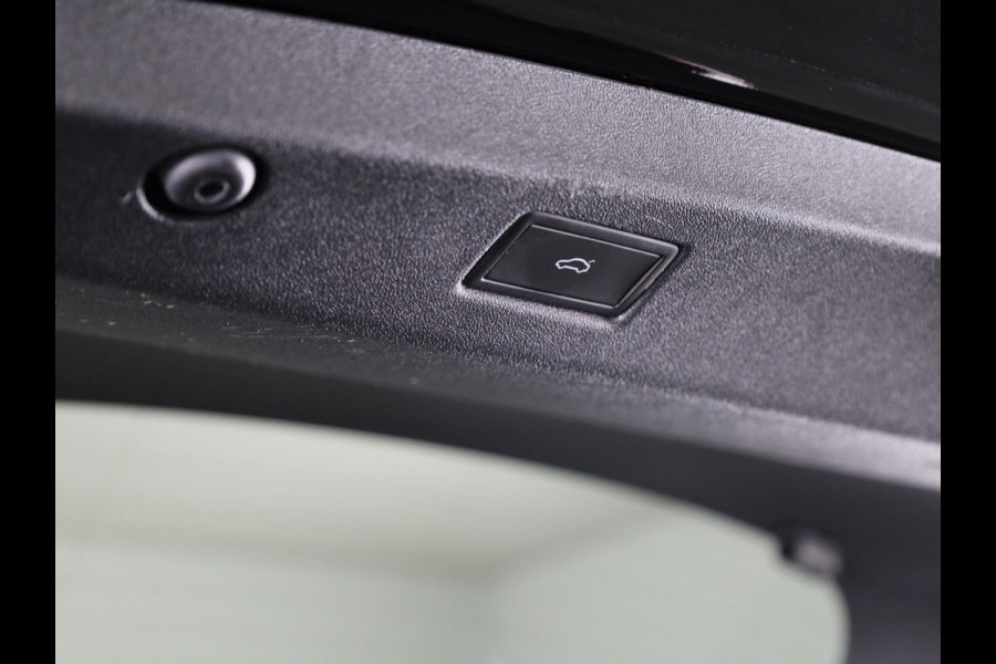 Volkswagen ID.7 Pro Business 77 kWh 286 PK | Warmtepomp | 20 Inch | Camera | Navigatie