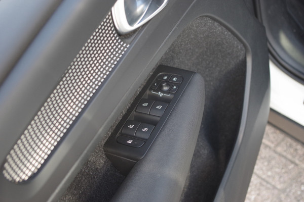 Volvo XC40 1.5 T5 262 PK Recharge R-Design PHEV, Trekhaak, Adap. Cruise Control, Winterpakket, LED