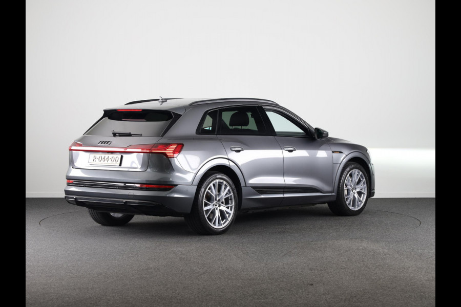 Audi e-tron 55 quattro S-line 95 kWh 408 pk | SoH 93% | Navigatie | Panorama dak | Parkeersensoren ( park assist ) | Achteruitrijcamera