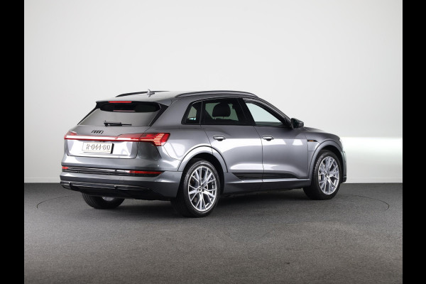 Audi e-tron 55 quattro S-line 95 kWh 408 pk | SoH 93% | Navigatie | Panorama dak | Parkeersensoren ( park assist ) | Achteruitrijcamera