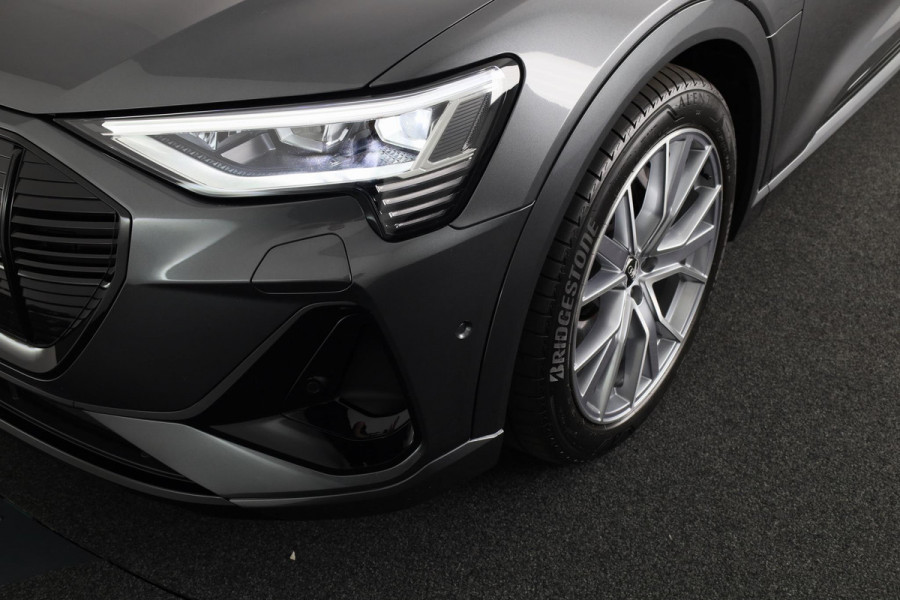 Audi e-tron 55 quattro S-line 95 kWh 408 pk | SoH 93% | Navigatie | Panorama dak | Parkeersensoren ( park assist ) | Achteruitrijcamera