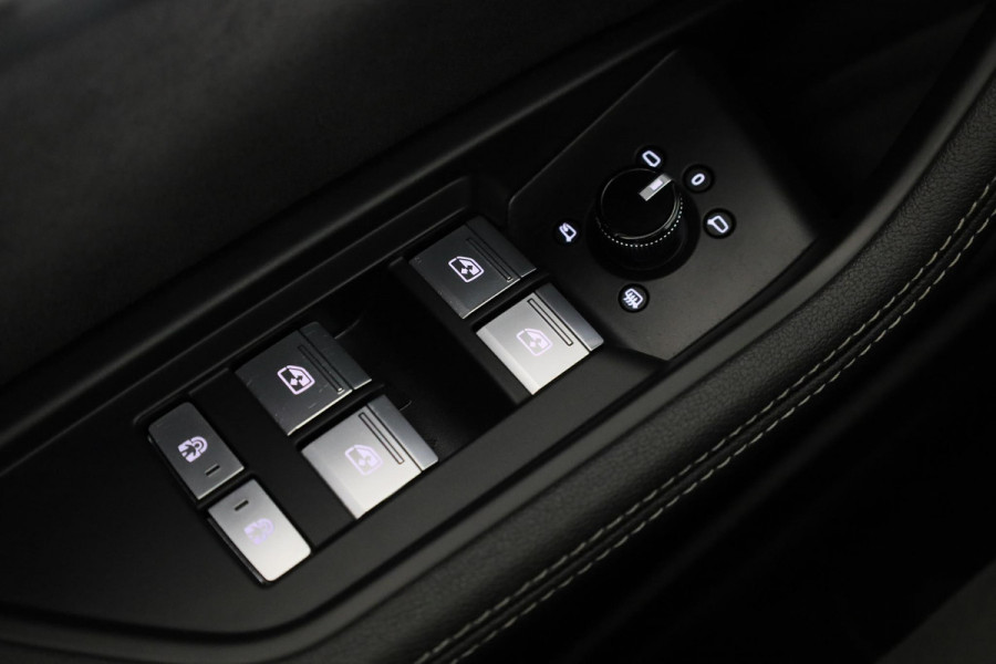 Audi e-tron 55 quattro S-line 95 kWh 408 pk | SoH 93% | Navigatie | Panorama dak | Parkeersensoren ( park assist ) | Achteruitrijcamera
