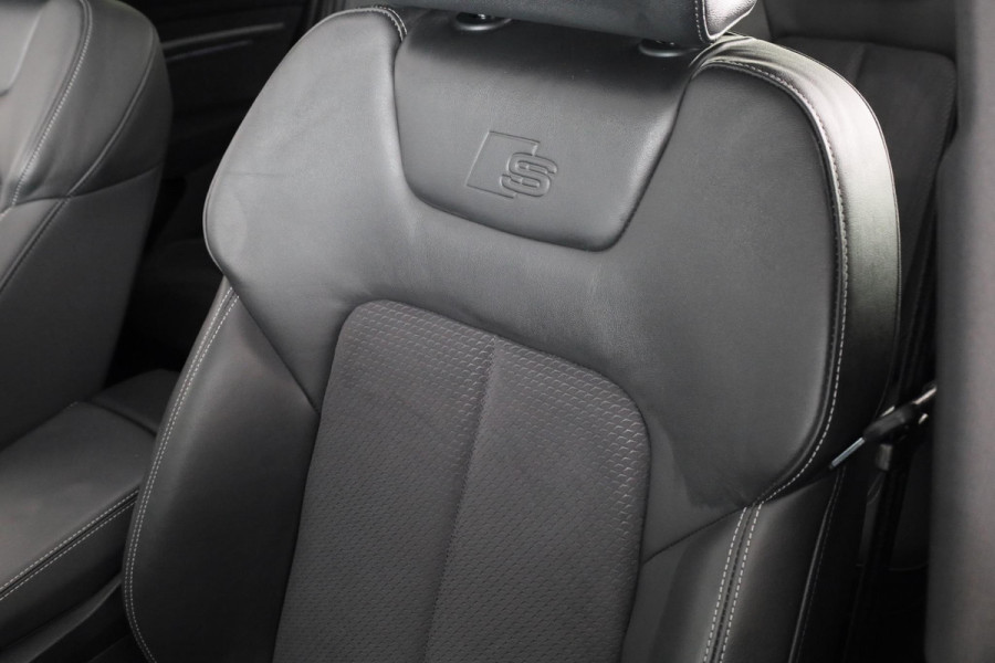 Audi e-tron 55 quattro S-line 95 kWh 408 pk | SoH 93% | Navigatie | Panorama dak | Parkeersensoren ( park assist ) | Achteruitrijcamera