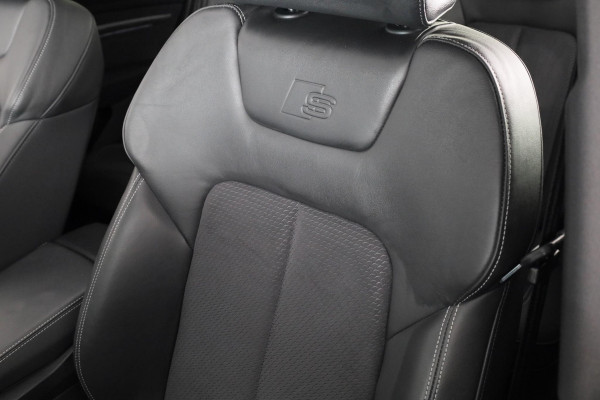 Audi e-tron 55 quattro S-line 95 kWh 408 pk | SoH 93% | Navigatie | Panorama dak | Parkeersensoren ( park assist ) | Achteruitrijcamera