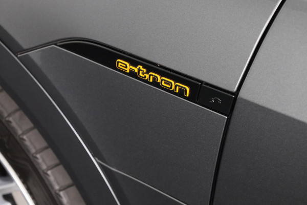 Audi e-tron 55 quattro S-line 95 kWh 408 pk | SoH 93% | Navigatie | Panorama dak | Parkeersensoren ( park assist ) | Achteruitrijcamera